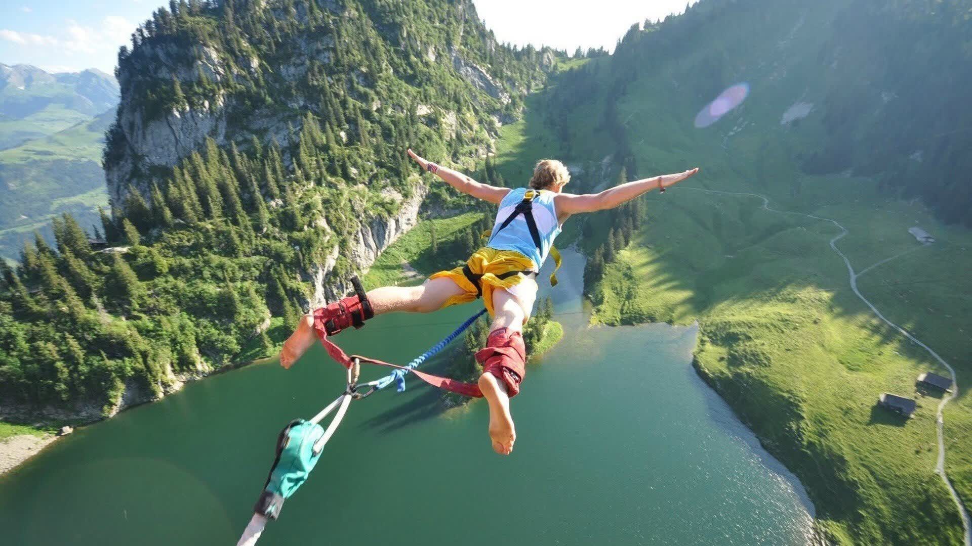 亚洲之光闪耀英伦，银河战舰暗流涌动—孙兴慜五连胜领跑，贝林厄姆主帅深陷危机，孙兴慜五连胜领跑英超，贝林厄姆主帅深陷下课危机